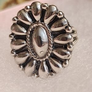 Elegant Silver Women's Ring Size 7